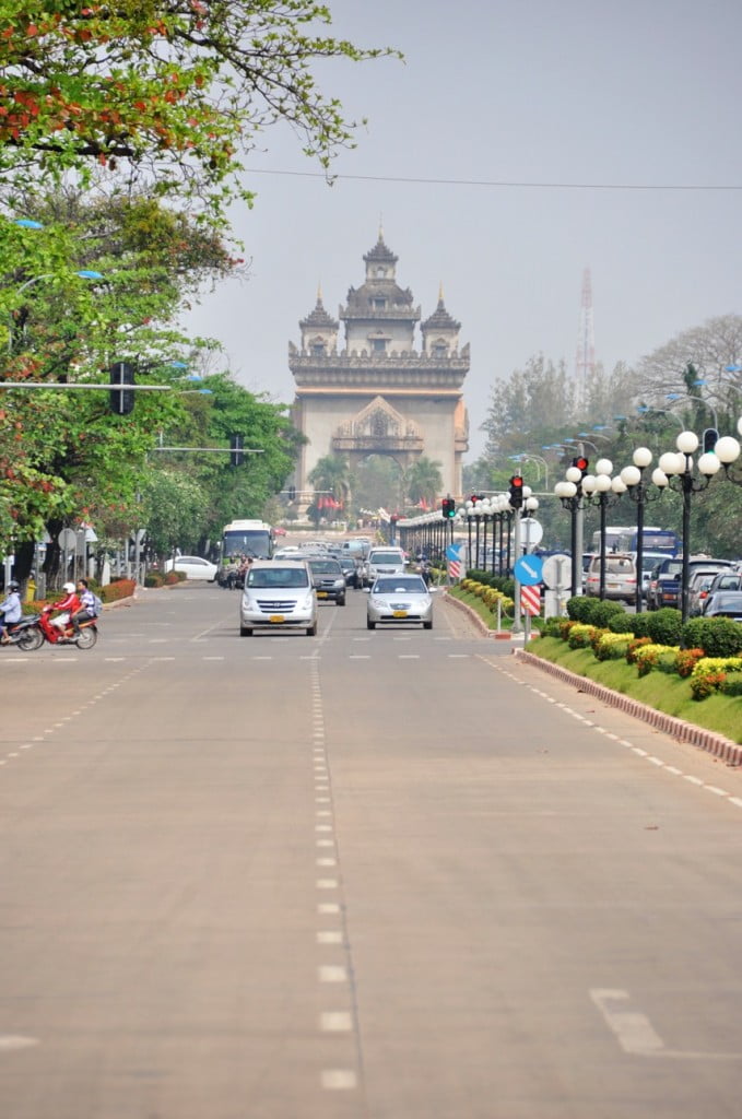 On voit au loin le Patouxai, « l'arc de triomphe » de Vientiane, sur l'avenue Lan Xang.