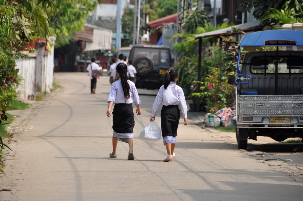 C’est la sortie de l'école, des étudiantes retournent a leur maison, ici dans la rue de notre hôtel.