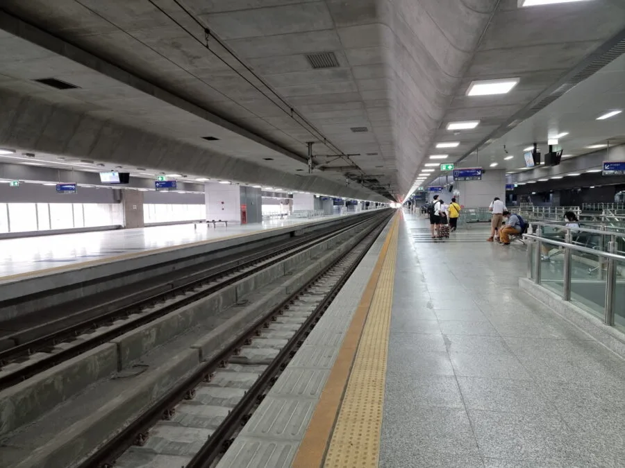 krung thep aphiwat station platform bangkok bang sue station