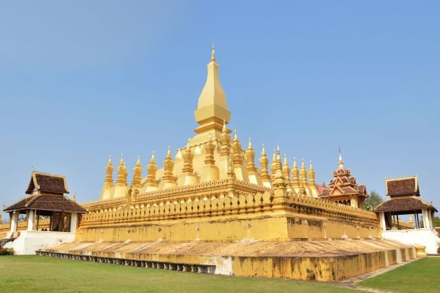 chedi that luang vientiane