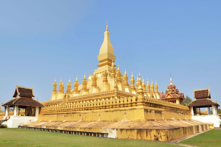 chedi that luang vientiane