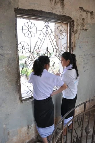 Visiting students, recognizable by their white shirts and black sarongs as skirts.