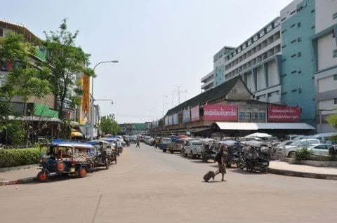 The morning market, the Talat Sao (the sound "ch" does not exist in Lao, whereas in Thai morning is "chao") Next door we can see a new modern shopping mall whose construction began 2 years ago.