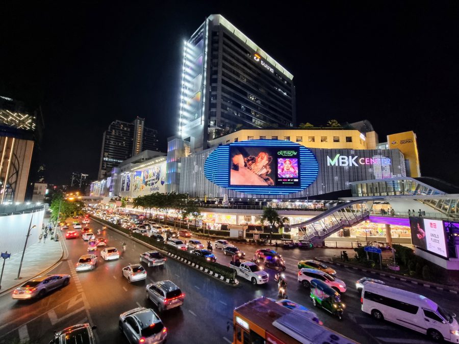 vue sur le fameux mbk de bangkok at night
