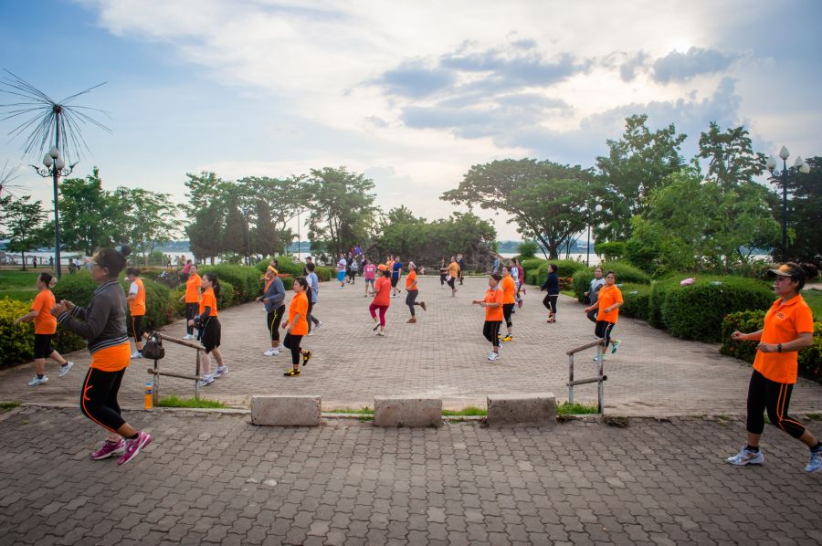 danse zumba au bord du mekong savannakhet laos