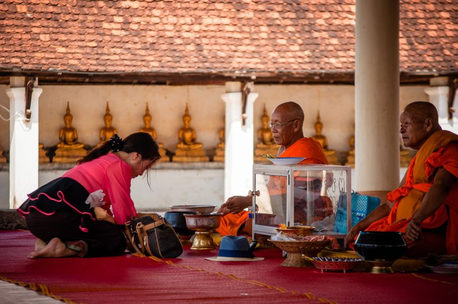 donation au temple that ing hang savannakhet laos