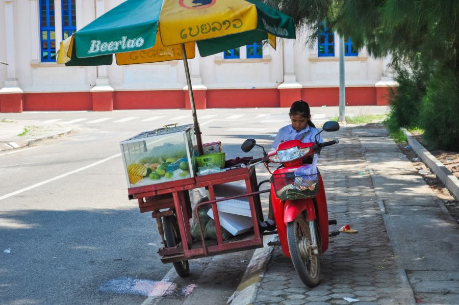 etal de fruits rue de savannakhet laos