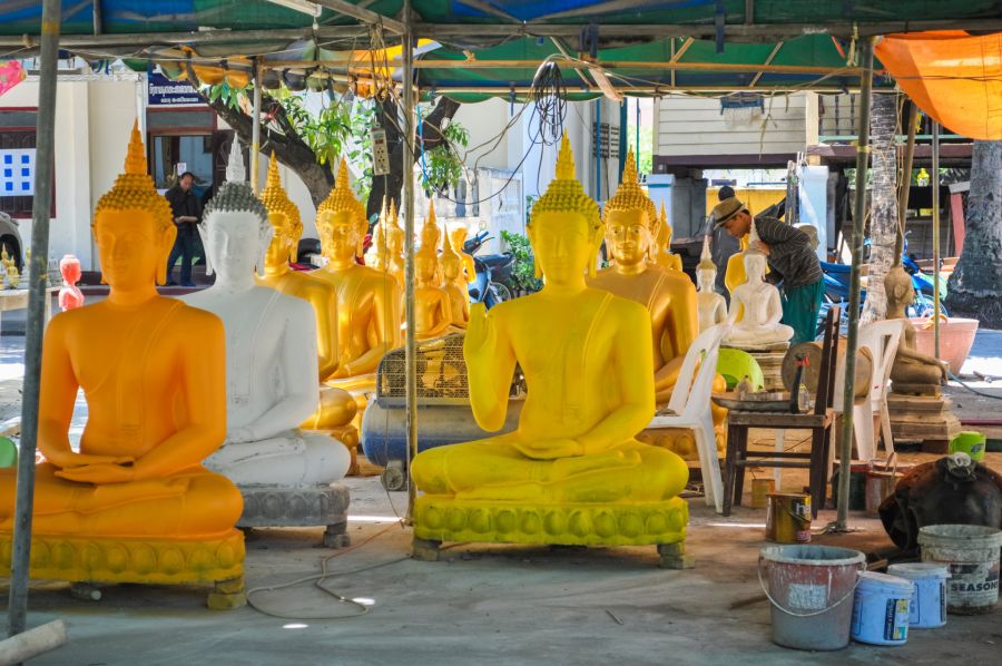 fabrique de bouddhas au wat saynhaphum savannakhet laos