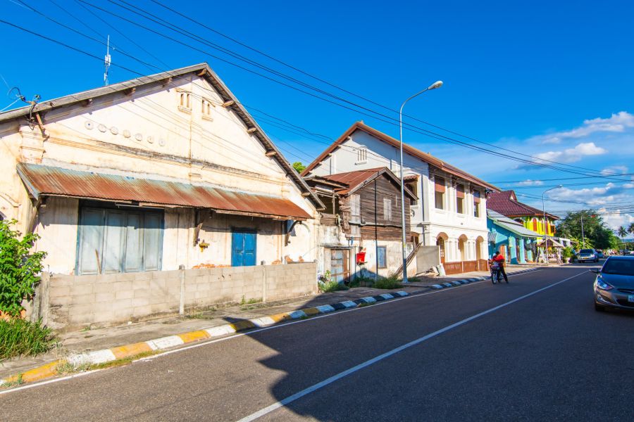maisons le long rue savannakhet laos