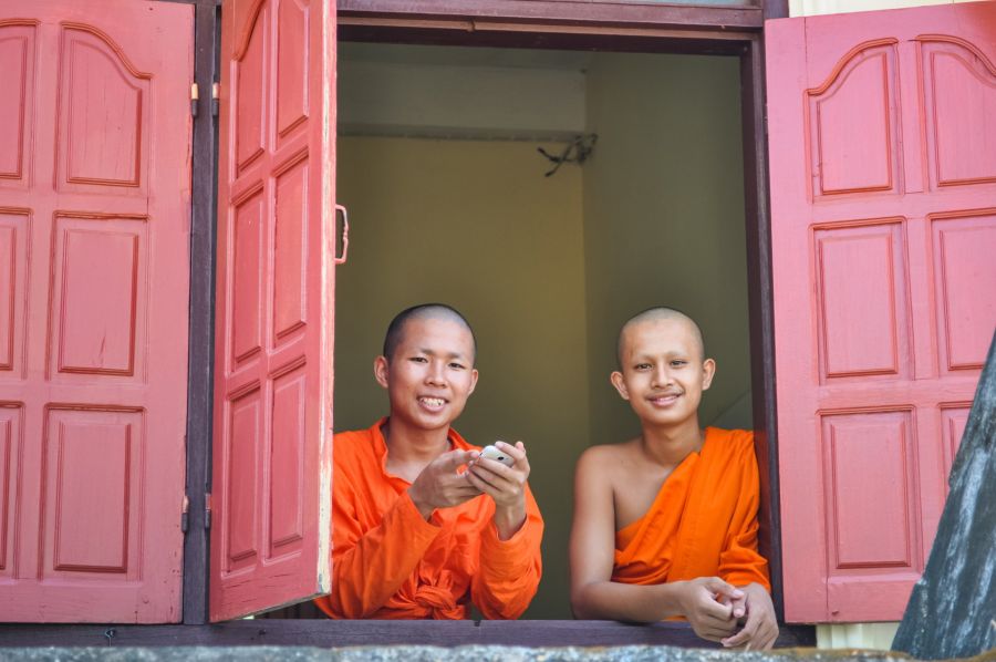 moines au wat saynhaphum savannakhet laos
