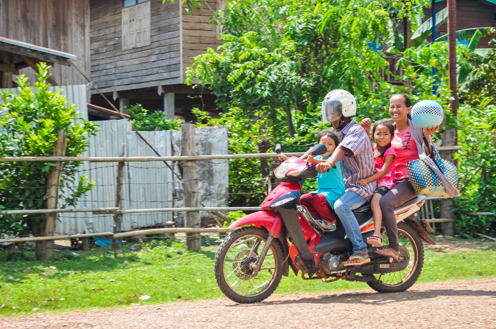 moto dans village autour de savannakhet - laos moto dans village autour de savannakhet laos
