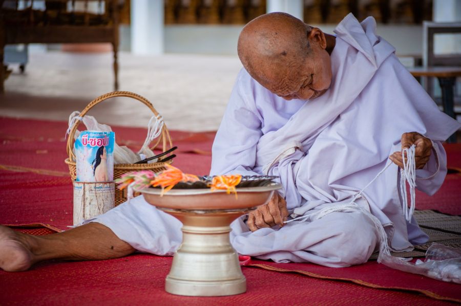 nonne au temple that ing hang savannakhet laos