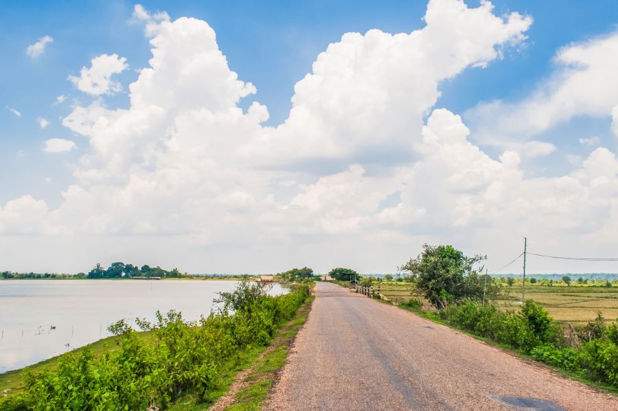 petite route aux abords de savannakhet laos