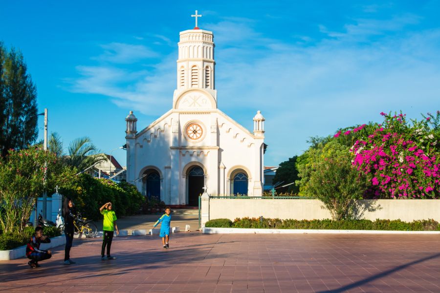 place devant eglise sainte therese de savannakhet laos