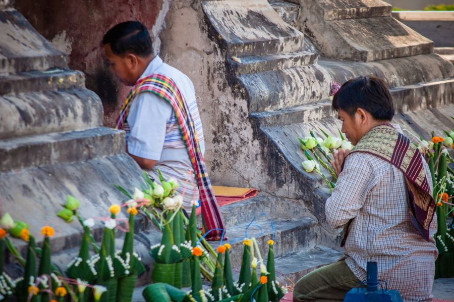 priere au temple that ing hang savannakhet laos
