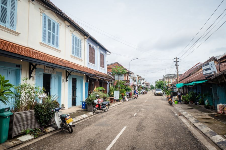 rue vieille ville de savannakhet laos
