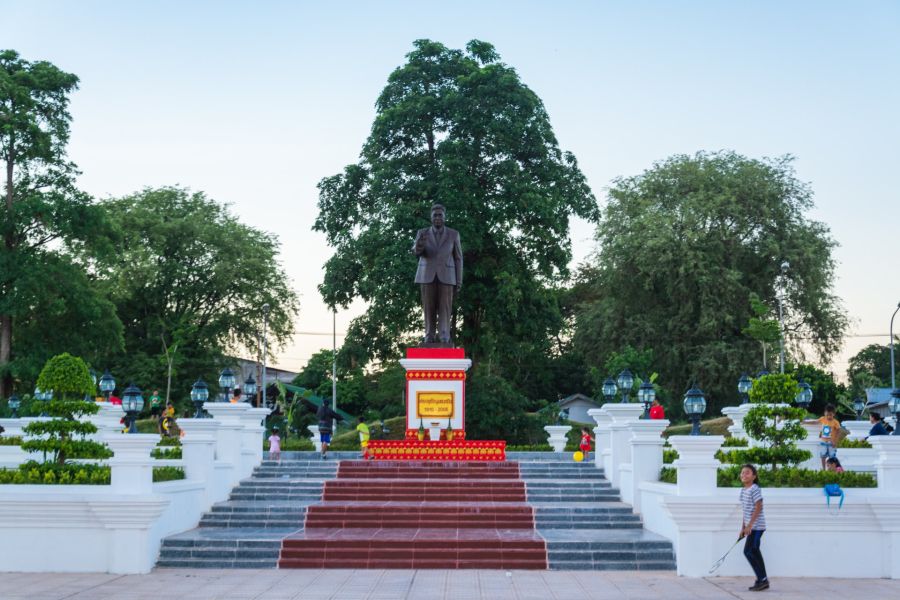 statue au nouhak phoumsavanh memorial park savannakhet laos