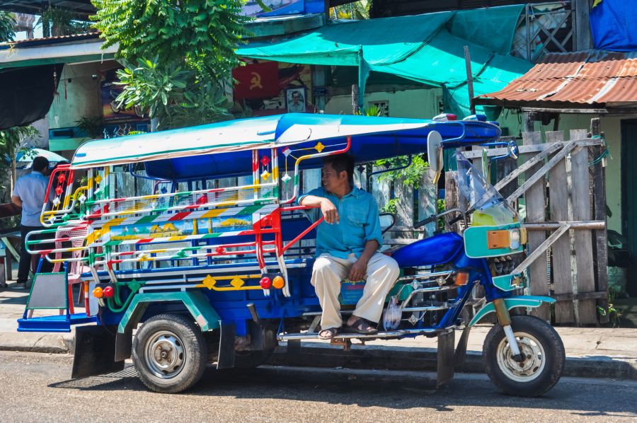 tuk tuk typique de savannakhet laos