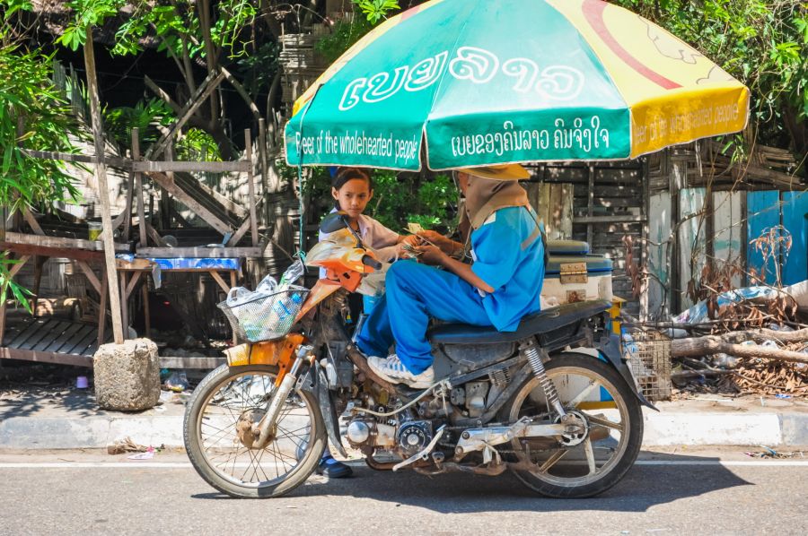 vendeur de glace rue de savannakhet laos