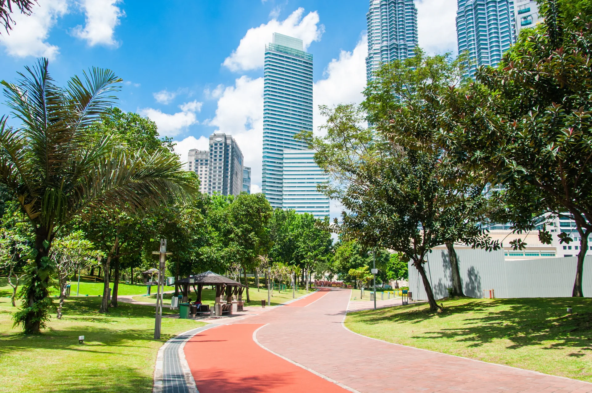 chemin-traversant-parc-klcc-kuala-lumpur.jpg.webp