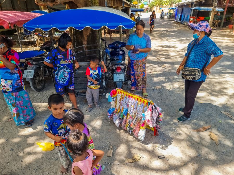 Enfants et vendeuses près d’un étal de rue en Thaïlande