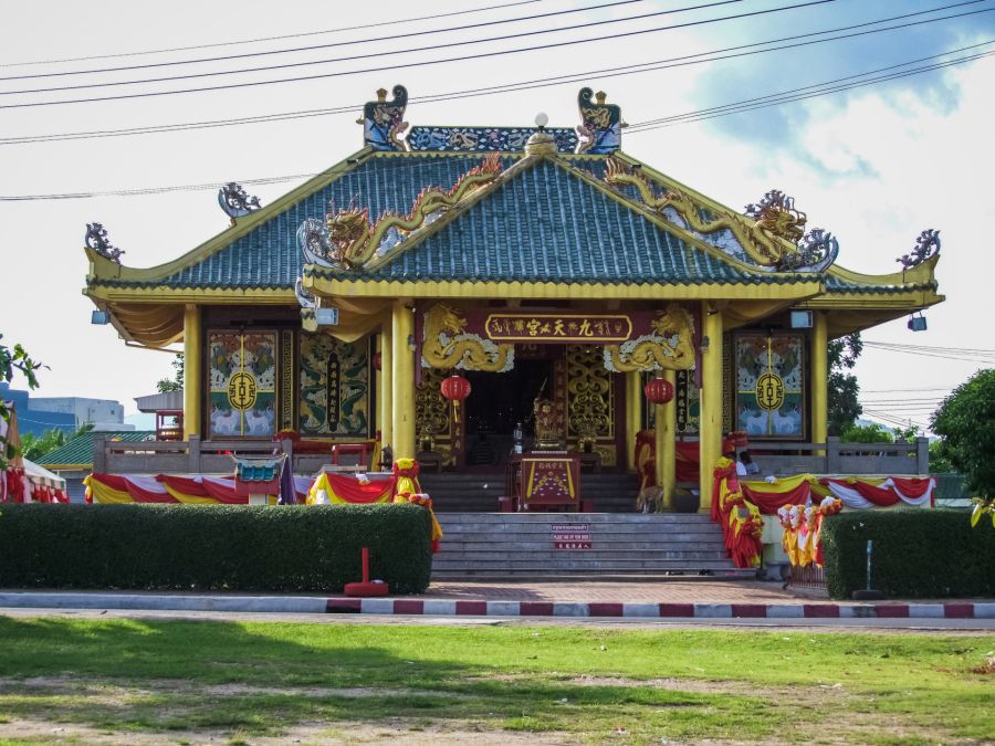 Temple chinois orné de dragons dorés et toit bleu