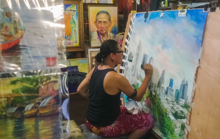 Artiste peignant une vue urbaine dans son atelier