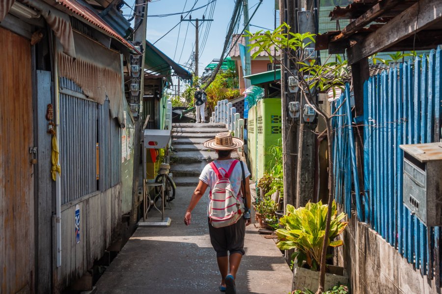 balade dans le quartier klong bang luang vers Baan Silapin à Bangkok.