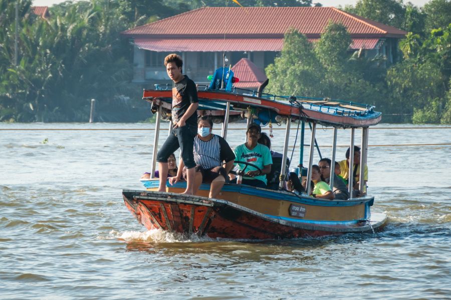 bateau pour traversée du chao phraya vers bang kachao bangkok