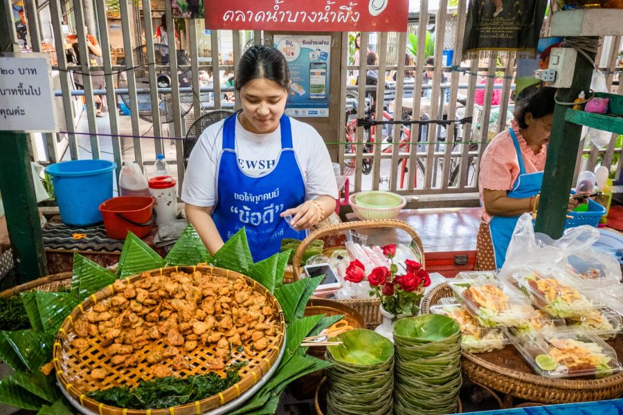 étal au bang nam phueng floating market de bang kachao