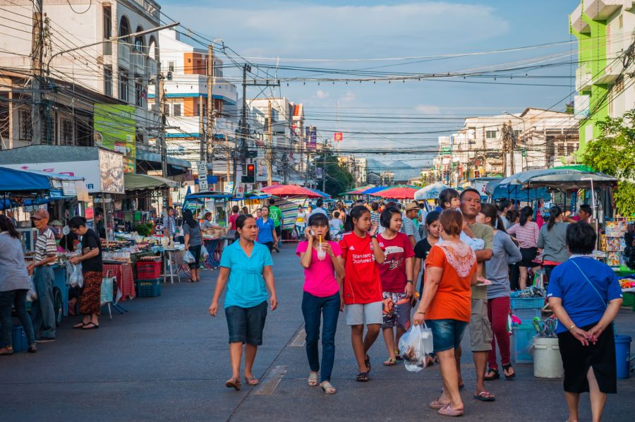 Marché de rue animé en Thaïlande, foule et étals