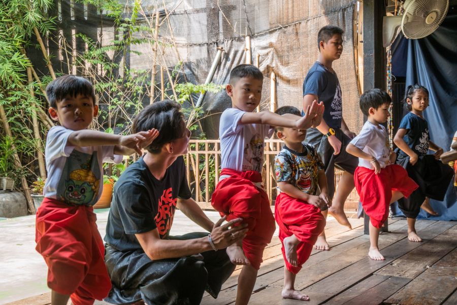 Enfants s’entraînant à la danse traditionnelle avec un professeur