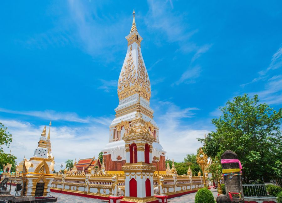 Stupa bouddhiste blanc et doré sous ciel bleu
