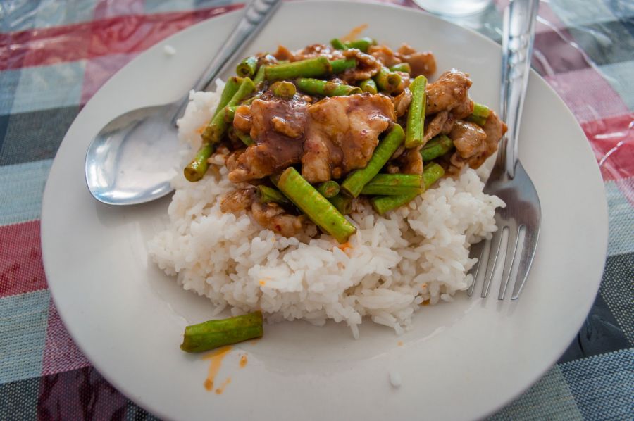 Riz blanc au poulet et haricots verts sautés