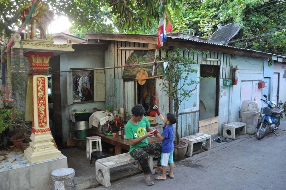 small street in thonburi bangkok