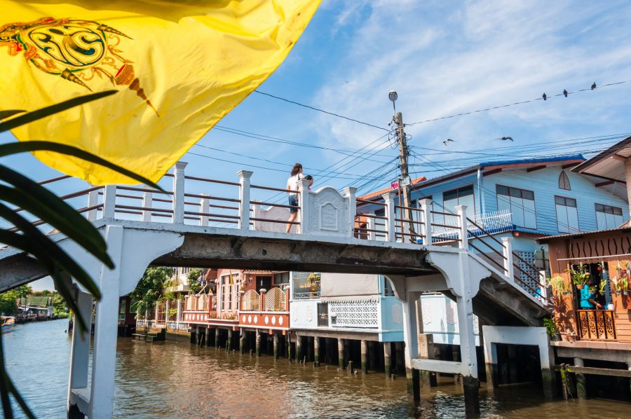 Pont au-dessus d’un canal bordé de maisons colorées