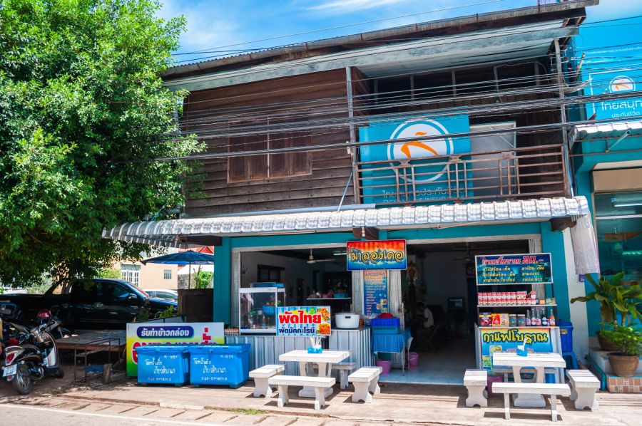 Petit restaurant thaïlandais avec tables en extérieur
