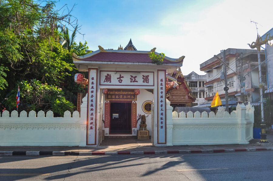 Entrée d’un temple chinois urbain en Thaïlande
