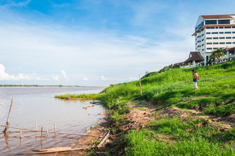 sur les rives du mekong a nakhon phanom