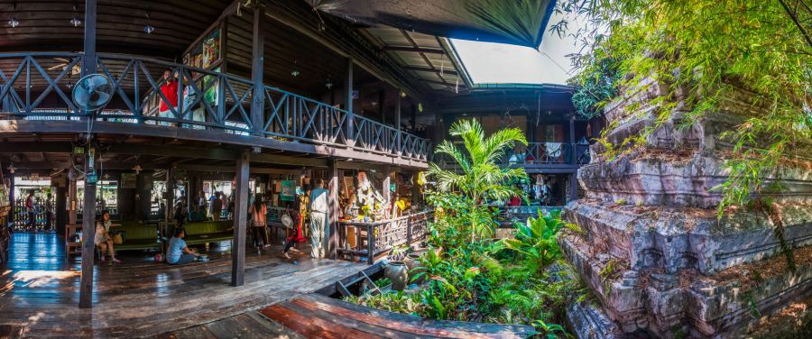 Baan Silapin et son ancien chedi au bord du canal