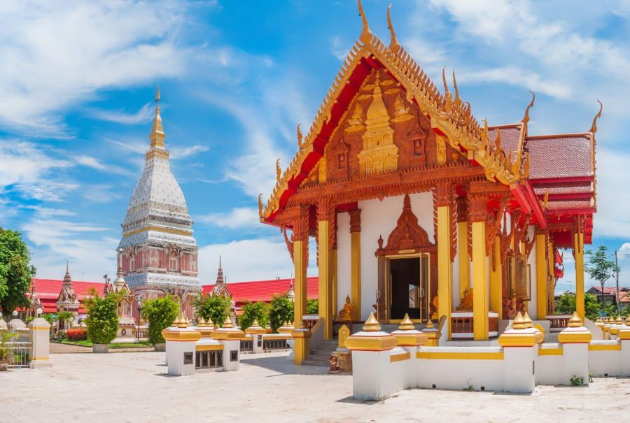 Temple bouddhiste thaïlandais et stupa blanc sous ciel bleu