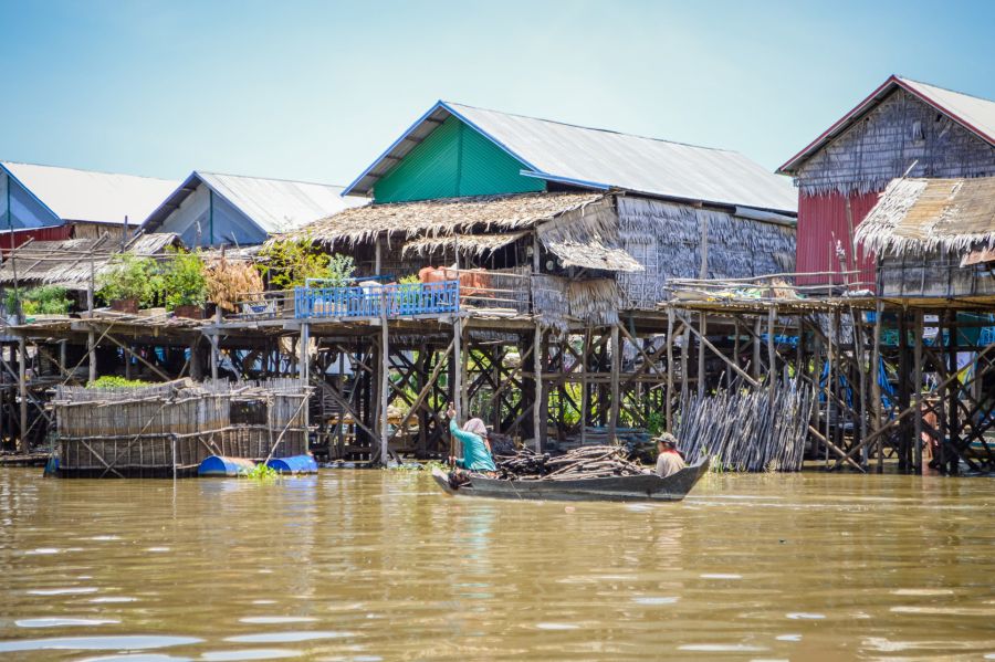barque devant maisons sur pilotis kampong phluk tonle sap
