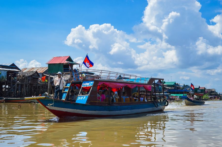 bateau circulant au village kampong phluk tonle sap