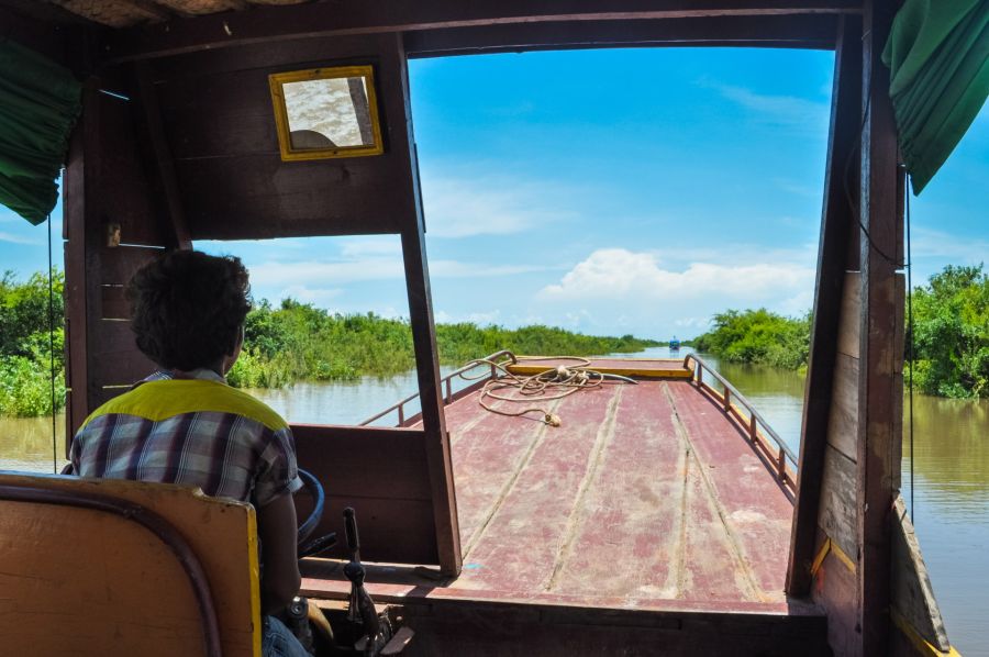 bateau sur lac tonle sap menant kampong phluk