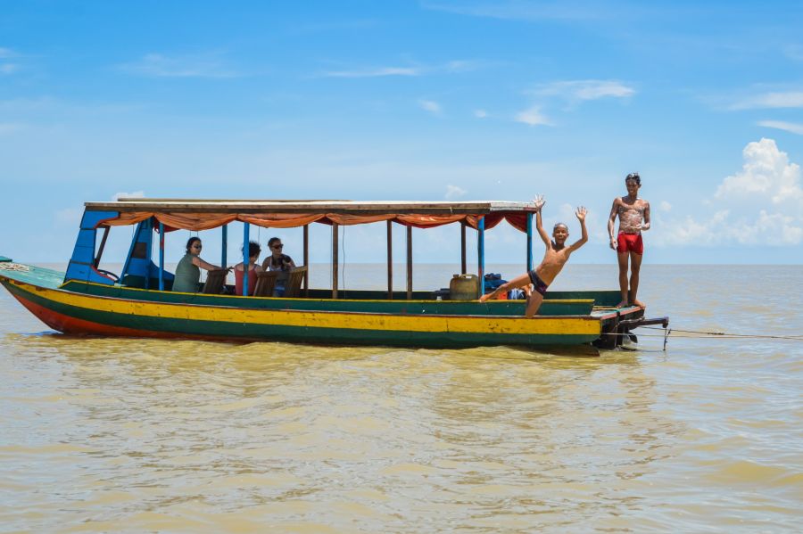 bateau sur le lac tonle sap cambodge