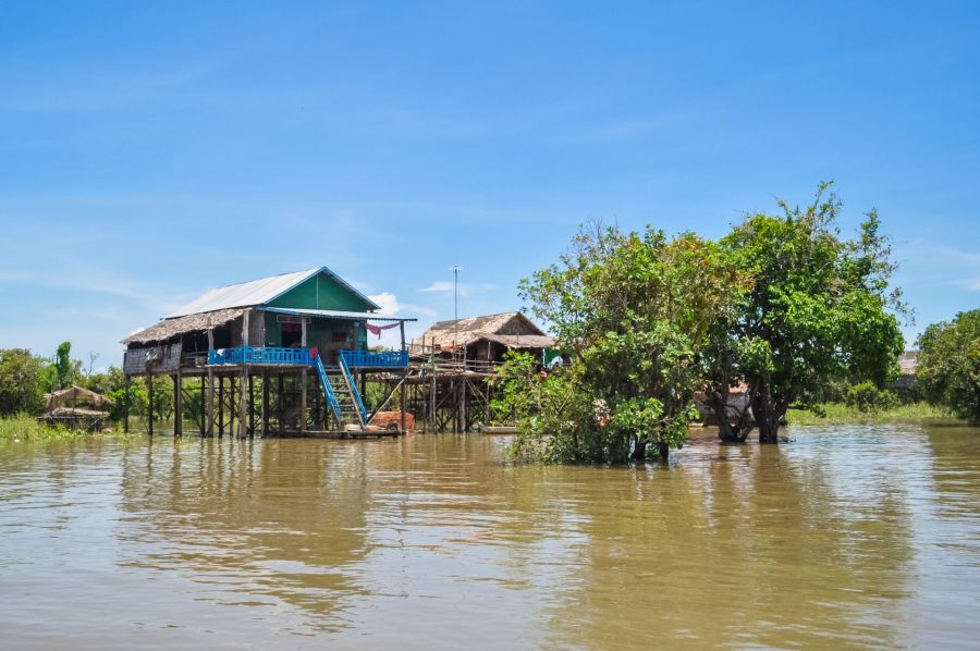 groupes de maisons sur pilotis kampong phluk tonle sap
