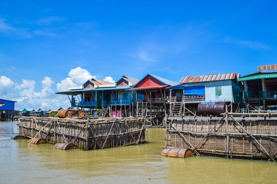 maisons sur pilotis au village de kampong phluk tonle sap