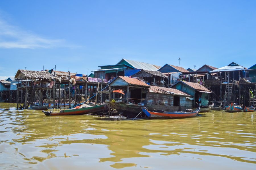 passage devant maisons sur pilotis kampong phluk tonle sap