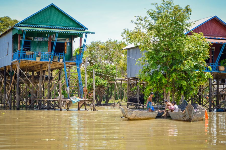 plusieurs maisons sur pilotis kampong phluk tonle sap