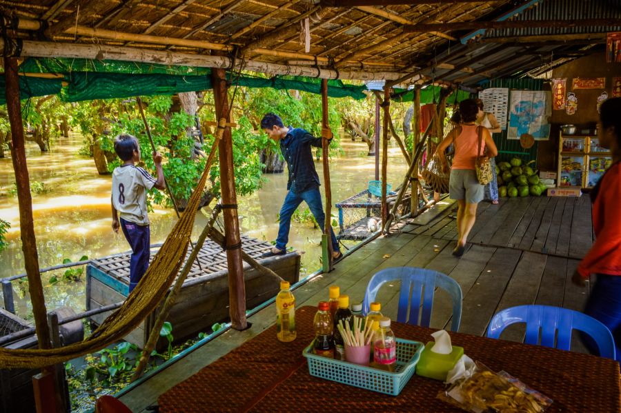 restaurant flottant au village de kampong phluk tonle sap